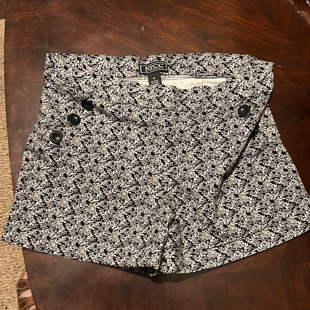 Black and white stretch shorts size 14 no pockets